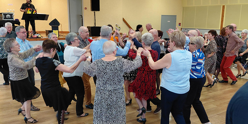 Thé dansant à Bourg-des-Comptes, retour en images